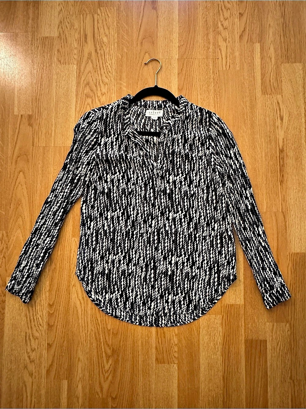 Velvet by Graham & Spencer Women’s Abstract Print Blouse- Black & White- XS